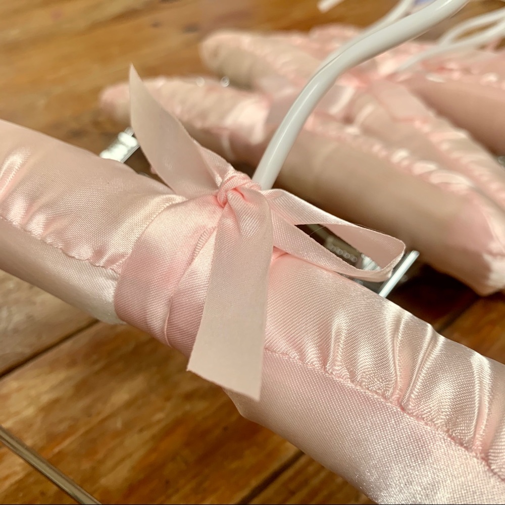 🌸Light Pink Satin Hangers (quantity of 4) - Picture 1 of 4